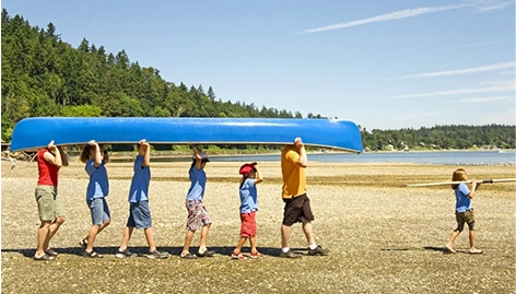 Actividades académicas y de aprendizaje de inglés en campamento de verano para jóvenes