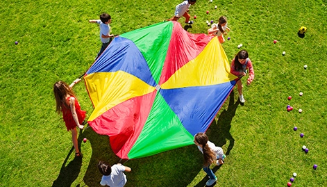 Actividades lúdicas y seguras en campamento de verano para niños y adolescentes