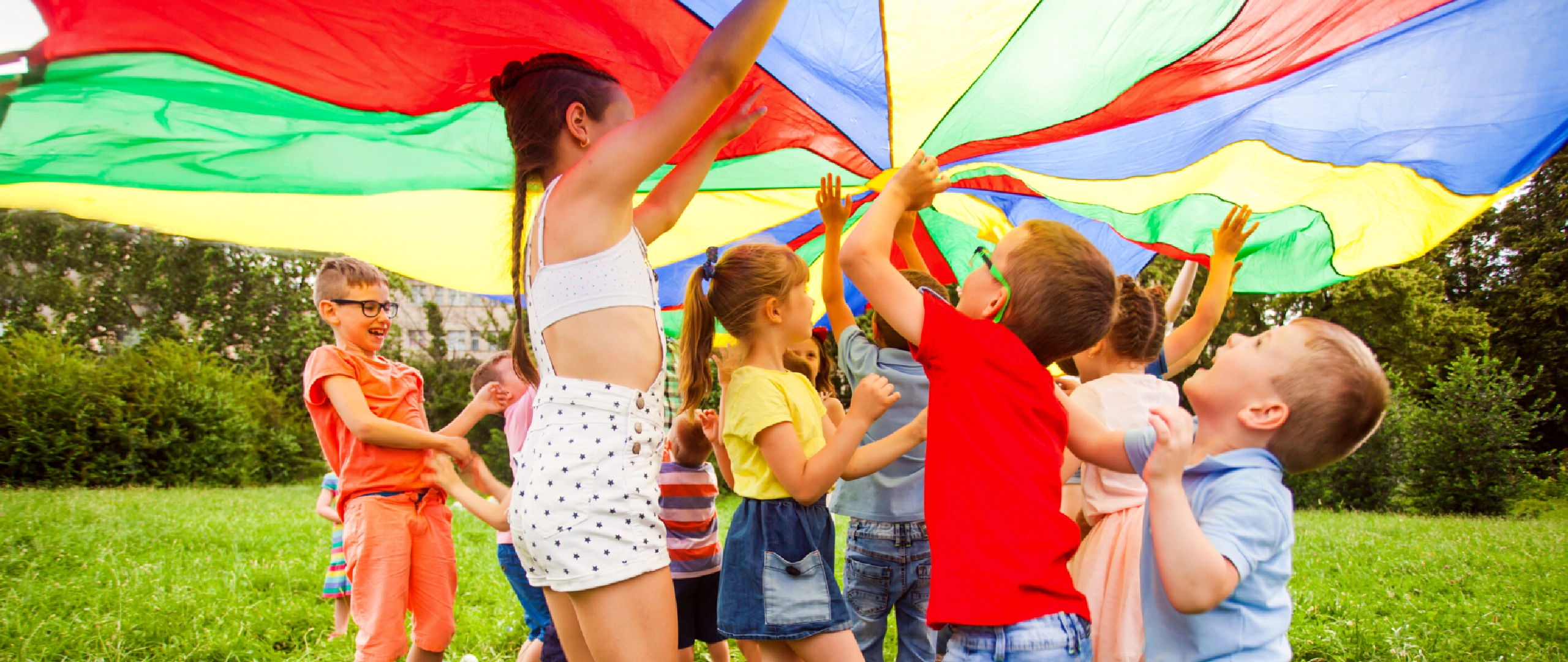 Niños participando en actividades del campamento de verano de inglés