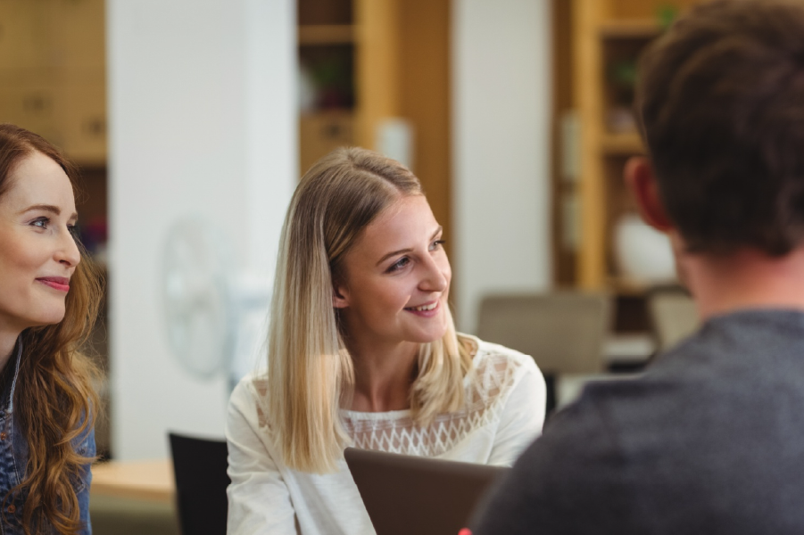 Curso de inglés extensivo para adultos con clases semanales organizadas