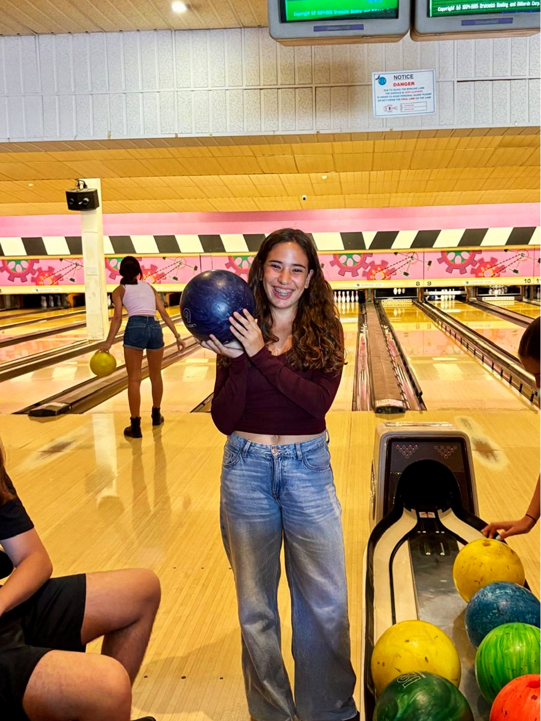 Estudiante en curso de inglés en Irlanda participando en actividad social del programa