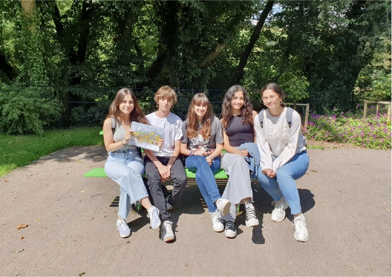 Grupo de estudiantes durante un curso de inglés en Cork, Irlanda
