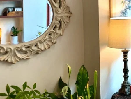 Atención en la secretaría de la academia de inglés para información y matrículas